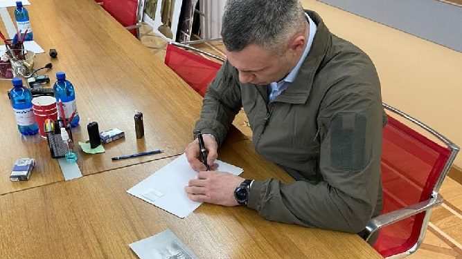 Марку “Русский военный корабль” з автографами виставили на аукціоні у Польщі (фото)