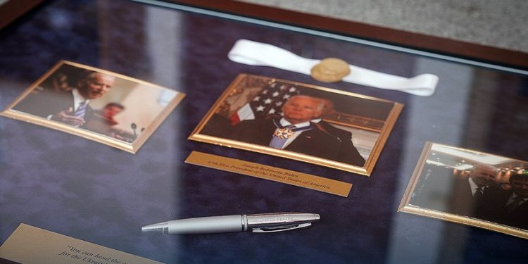 Іменну ручку Джо Байдена продали з молотка, щоб зібрати гроші для ЗСУ (фото)