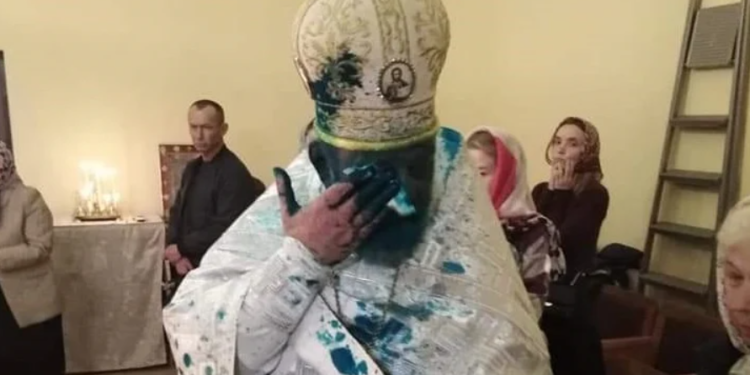 У Стрию на Львівщині священника УПЦ МП облили зеленкою під час літургії (фото)
