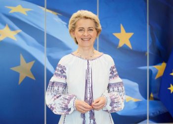 Голова Єврокомісії одягнула вишиванку і закликала зберегти культуру та традиції України