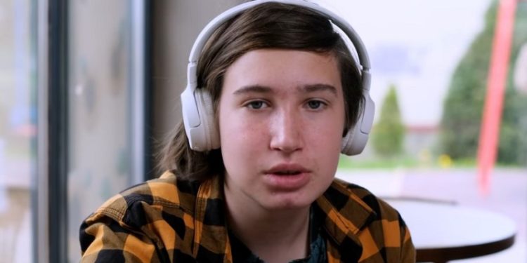 Львівський підліток, який не впізнав Анджеліну Джолі, знявся у відео з закликом брати тварин з притулків