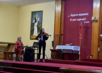 “Фронт у кожного свій”: тернопільська співачка у Польщі дала концерт на підтримку України (фото, відео)