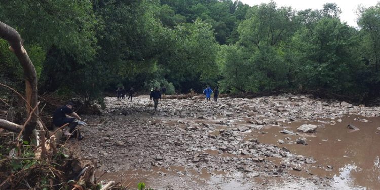 Поблизу Бучача потоком води у річку змило авто з батьком і двома 13-річними доньками, всі загинули (фото)