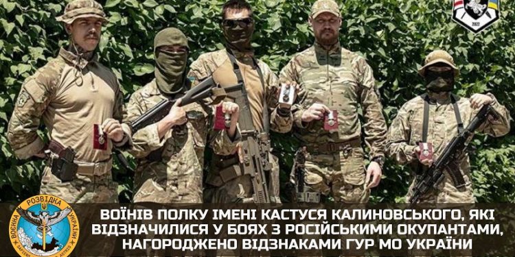 Українська розвідка нагородила білоруських добровольців, які відзначилися у боях з російськими окупантам