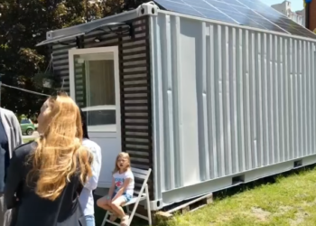 На зруйнованих обійстях у Бучі встановлять екохатинки із сонячними панелями (відео)