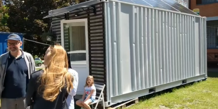 На зруйнованих обійстях у Бучі встановлять екохатинки із сонячними панелями (відео)