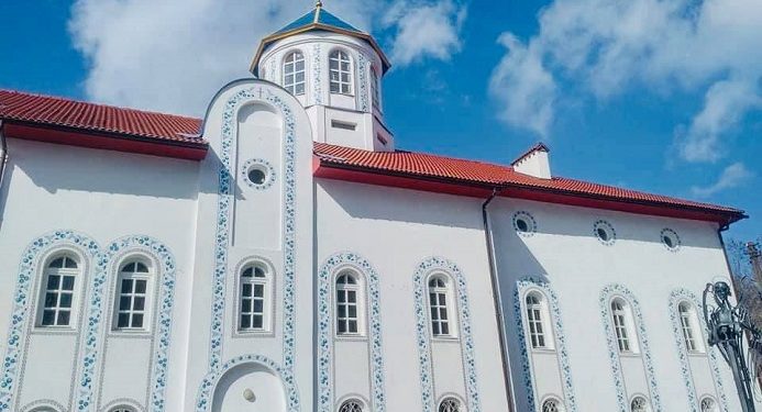 Росіяни спалили всі книги з бібліотеки храму Петра Могили в окупованому Маріуполі