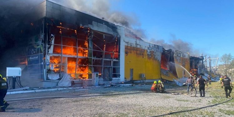 У ТЦ Кременчука, по якому вдарили рашисти, було близько 1000 людей (фото, відео)