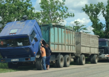 У Криму помітили наповнені зерном вантажівки з українськими номерами (фото)