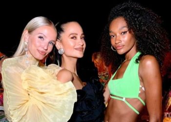 Модна блогерка з Німеччини з’явилася в Італії у сукні від українського бренду (фото)