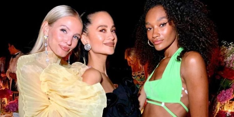 Модна блогерка з Німеччини з’явилася в Італії у сукні від українського бренду (фото)