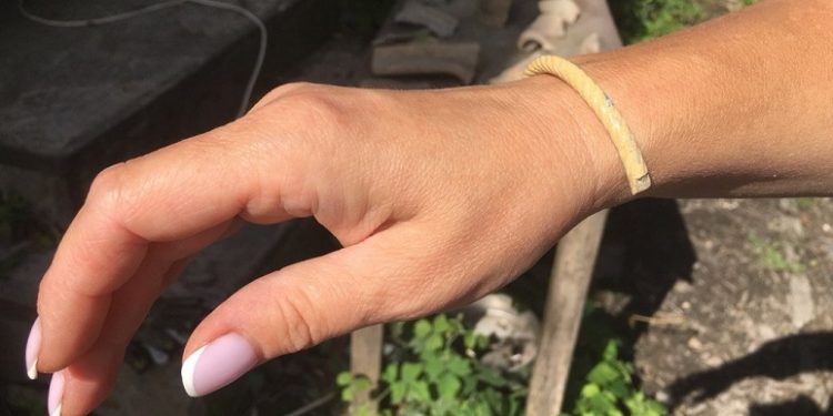 Під час розкопок монастиря шариток у Луцьку археологи виявили фрагмент браслета ХІІІ століття (фото, відео)