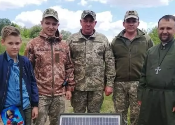 10-річний Остап із Шепетівки назбирав $300 і придбав портативний зарядний пристрій для ЗСУ