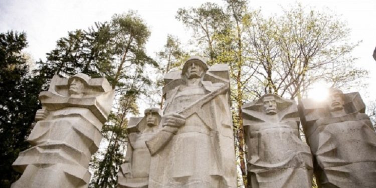 У столиці Литви вирішили забрати пам’ятник “асвабадітєлям” з військового кладовища