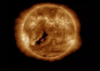 Гігантська пляма на Сонці, спрямована у бік Землі, збільшилася удвічі за добу