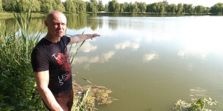 У Рівному перукар врятував рибалку, який ледь не втонув у водоймі гідропарку (відео)