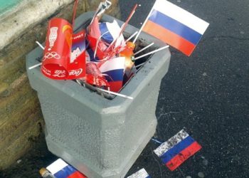 Нападник «Динамо» Київ скупив усі прапорці РФ у сувенірному магазині і на очах росіян викинув їх у смітник