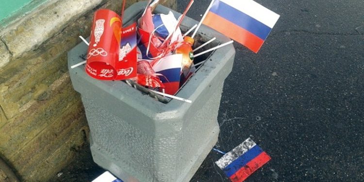 Нападник «Динамо» Київ скупив усі прапорці РФ у сувенірному магазині і на очах росіян викинув їх у смітник