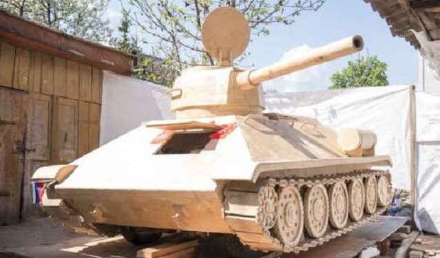 Поблизу кордону з Україною Білорусь встановила дерев’яні муляжі танків