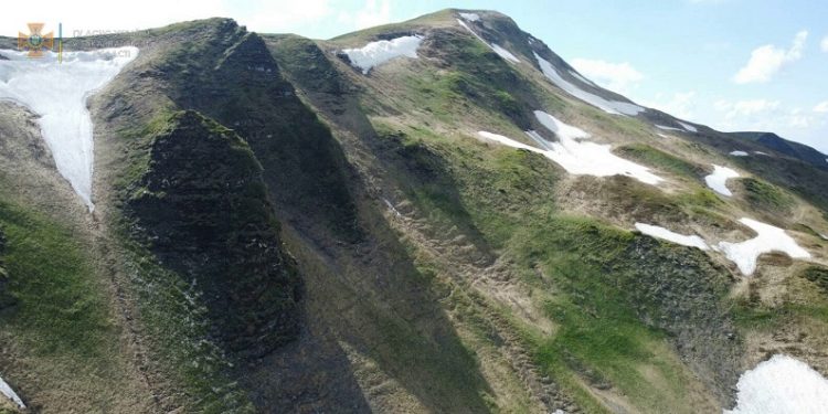 На Закарпатті 30-річний чоловік зірвався з гори і вижив (фото)