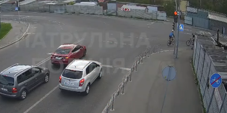 У Києві двоє велосипедистів зіткнулися на перехресті, одного з них ушпиталили (відео)