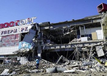 У мережу виклали відео удару російських окупантів по супермаркету “Восторг” у Харкові