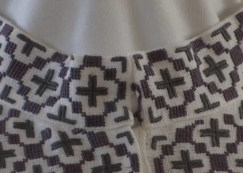 У Чернівцях благодійники створюють вишиванки-бандерівки, щоб зібрати кошти на бронежилети (відео)