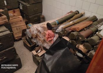Великий арсенал зброї, виявлений торік на території роти “Кривбас”, передали українській армії (фото, відео)