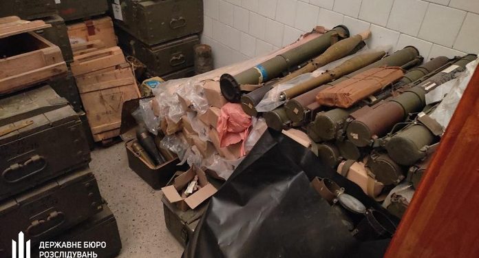 Великий арсенал зброї, виявлений торік на території роти “Кривбас”, передали українській армії (фото, відео)
