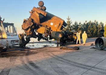 З дна Київського водосховища дістали уламки збитого у перший день війни російського вертольота (фото, відео)