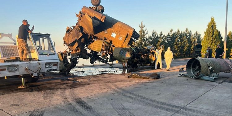 З дна Київського водосховища дістали уламки збитого у перший день війни російського вертольота (фото, відео)