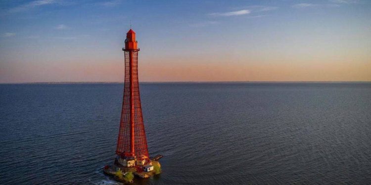На Херсонщині російські військові трьома ракетами знищили найвищий в Україні маяк