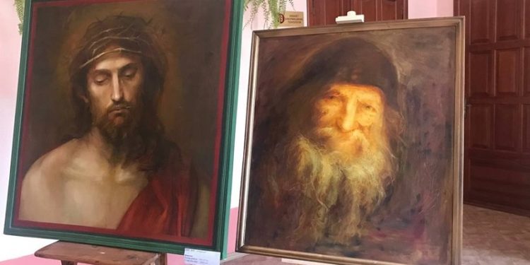У Тернопільському коледжі проводять виставку-аукціон, щоб зібрати кошти для ЗСУ (фото, відео)