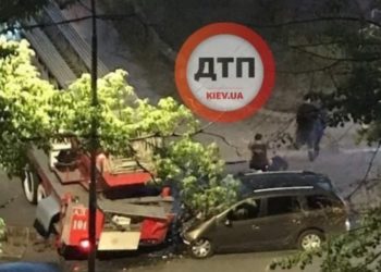 У Києві Reno Logan на швидкості в’їхав в машину рятувальників