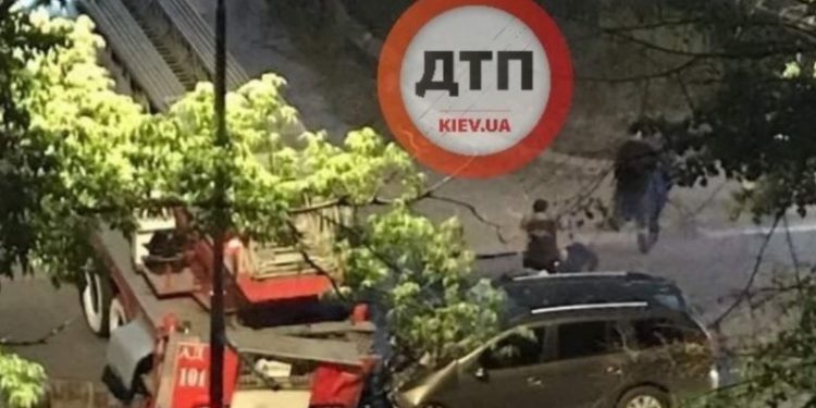 У Києві Reno Logan на швидкості в’їхав в машину рятувальників