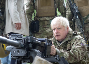 Джонсон потренувався разом з українськими військовими на полігоні в Британії (відео)