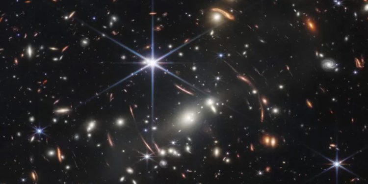 NASA опублікувало першу кольорову фотографію всесвіту