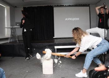 У музеї Дніпра публічно розтрощили голову путіна (фото)