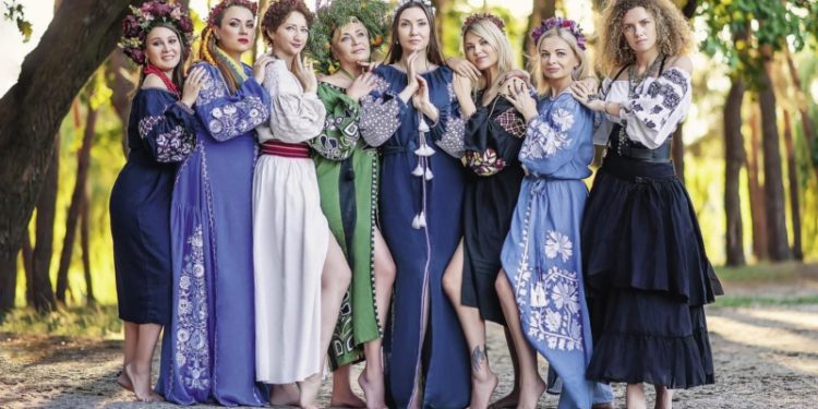 Волонтерки з Києва випустили відьомський календар, щоб зібрати кошти на теплі речі для ЗСУ (фото)