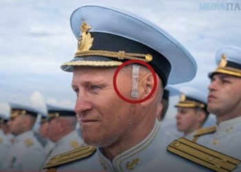 Капітан російського атомного човна прийшов на парад за участю Путіна в кашкеті з бретелькою від бюстгальтера