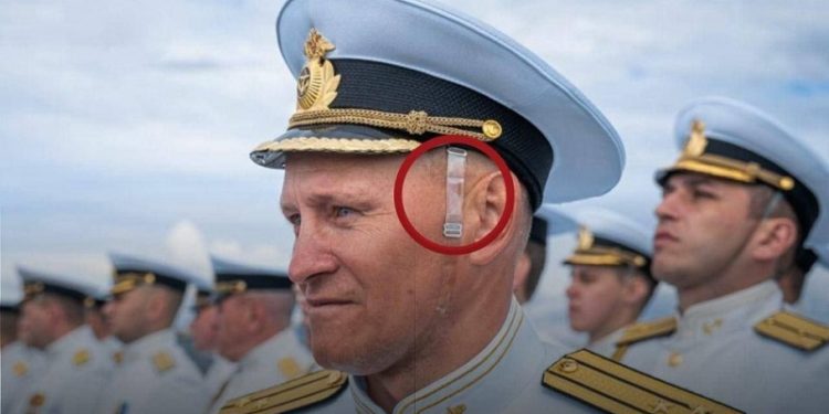 Капітан російського атомного човна прийшов на парад за участю Путіна в кашкеті з бретелькою від бюстгальтера