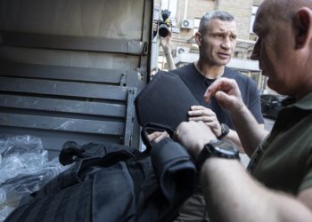 Кличко передав Нацгвардії 1200 бронежилетів 4 та 5 класу захисту (фото, відео)