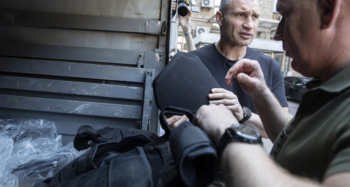 Кличко передав Нацгвардії 1200 бронежилетів 4 та 5 класу захисту (фото, відео)