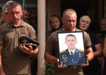 На Прикарпатті провели в останню путь Героя України Олександра Кукурбу, який загинув під час 100 бойового вильоту (фото, відео)