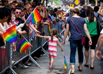 В Україні хочуть дозволити ЛГБТ-людям усиновлювати дітей