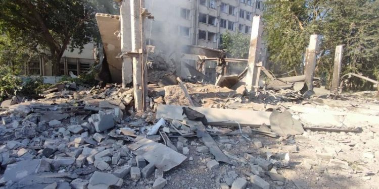 Щонайменше 10 російських ракет влучили у два найбільші університети Миколаєва (фото, відео)