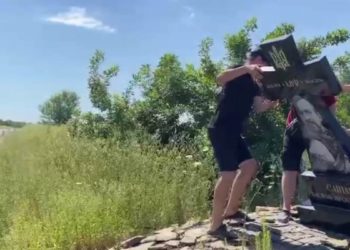 Рашисти вдруге зруйнували пам’ятник Василю Сліпаку “Міфу” неподалік Луганського