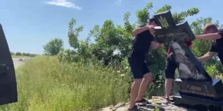 Рашисти вдруге зруйнували пам’ятник Василю Сліпаку “Міфу” неподалік Луганського