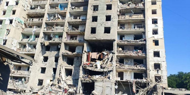Рятувальники завершили пошук тіл у 9-поверхівці на Одещині, в яку влучила російська ракета (фото)