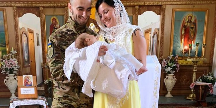 Українські військові охрестили дитину свого колеги по інтернету